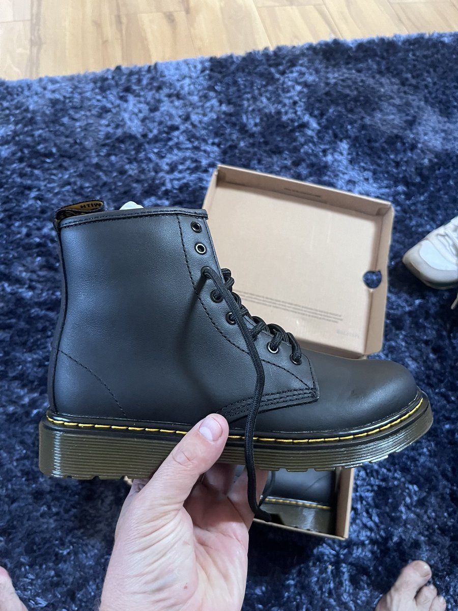 kizcoyle's tweet image. Sunday sales. One for the wives/gf or daughters. Doc Marten boots uk3. Absolute top draw these bnib
 £45 tyd. Shares must appreciated 🙏