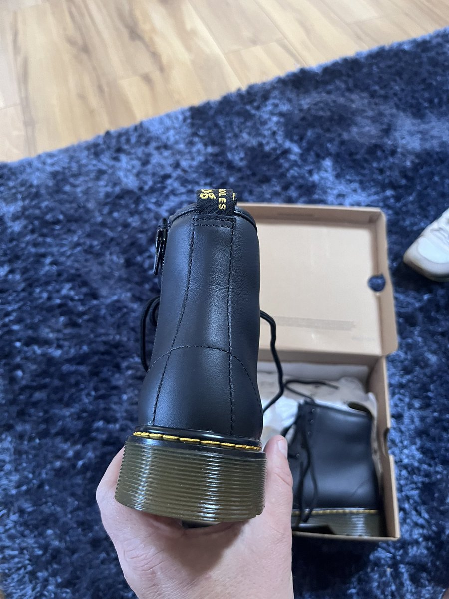 kizcoyle's tweet image. Sunday sales. One for the wives/gf or daughters. Doc Marten boots uk3. Absolute top draw these bnib
 £45 tyd. Shares must appreciated 🙏