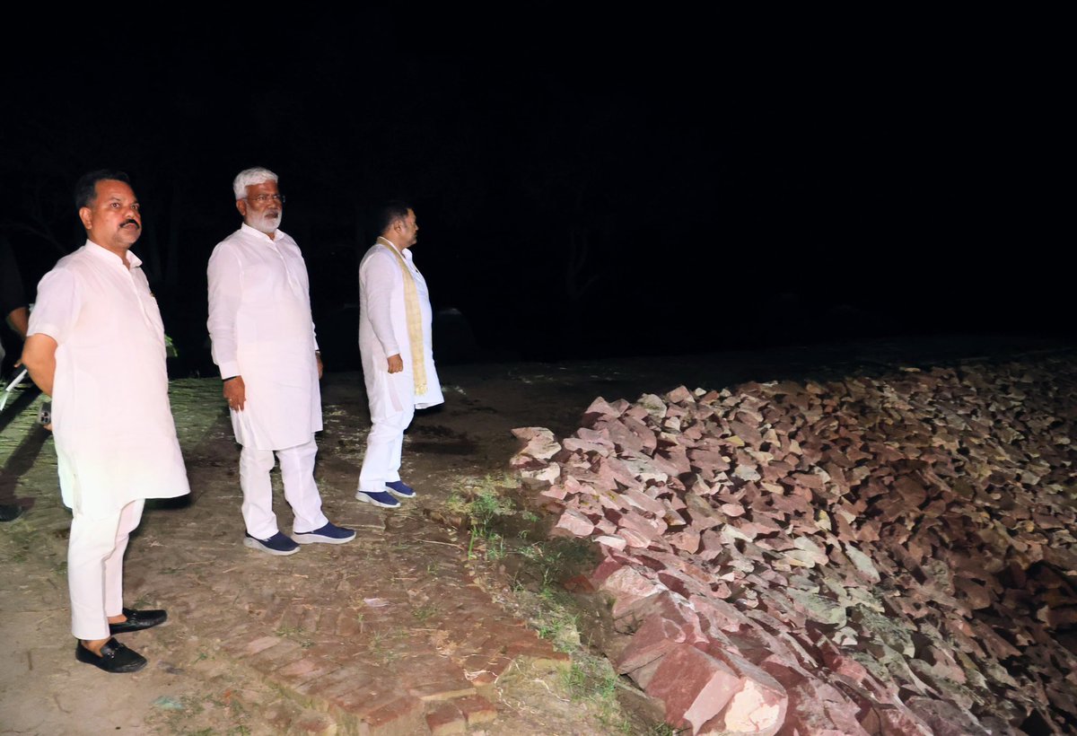 swatantrabjp's tweet photo. जनपद बदायूं की दातागंज तहसील के अंतर्गत उसहैत तटबंध एवं उसावां तटबंध का निरीक्षण कर बाढ़ खण्ड के अधिकारियों को आवश्यक दिशा-निर्देश दिए। https://t.co/pXRi0xAtTX