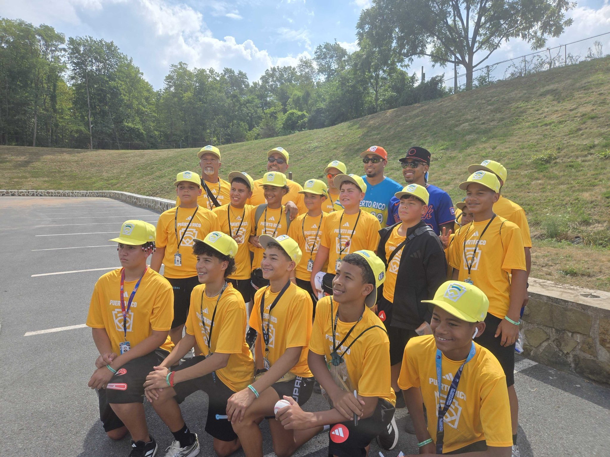GykZB1tXkAExxfb?format=jpg&name=large Francisco Lindor’s Heartwarming Moment With Puerto Rico’s Little League World Series Stars Has Fans Cheering