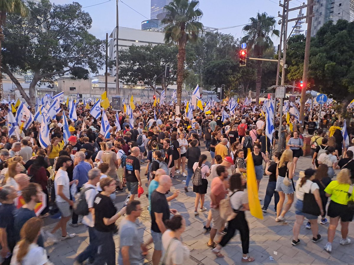 נהרות של אנשים על שאול המלך בתל-אביב.

למול הממשלה ערלת-הלב, יש לנו עם מדהים, נפלא, שאין שני לו, ולא יתן לבית שלנו ליפול.

נחזיר. נקום.