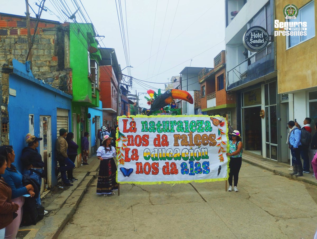 PoliciaStander's tweet photo. 👮‍♂️ La Policía de Colombia en #LaBelleza acompañó la XVI versión de las Ferias y Fiestas, en el marco de la conmemoración de los 50 años de historia, reafirmando el compromiso con la seguridad y el bienestar ciudadano. 🇨🇴 #SegurosCercanosYPresentes #DiosYPatria https://t.co/PUWJTpruUR