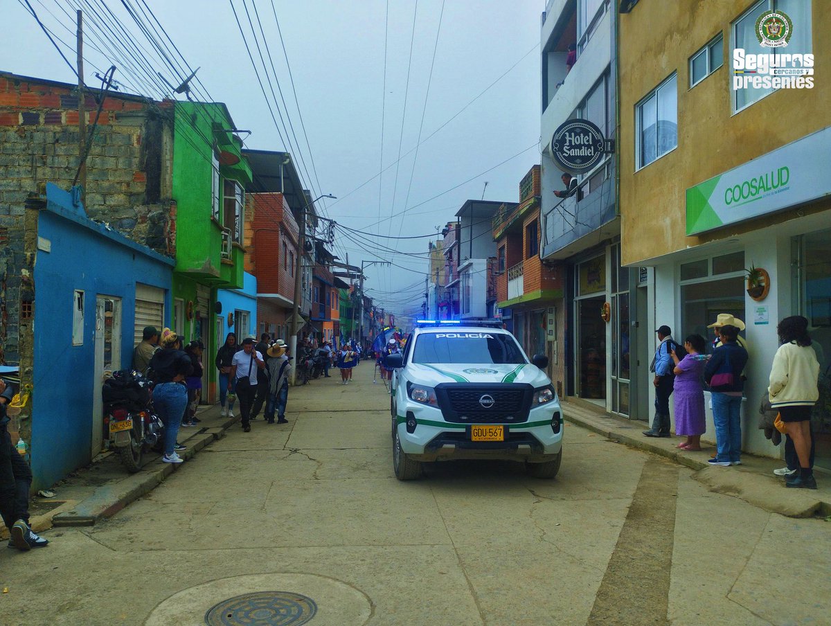 PoliciaStander's tweet photo. 👮‍♂️ La Policía de Colombia en #LaBelleza acompañó la XVI versión de las Ferias y Fiestas, en el marco de la conmemoración de los 50 años de historia, reafirmando el compromiso con la seguridad y el bienestar ciudadano. 🇨🇴 #SegurosCercanosYPresentes #DiosYPatria https://t.co/PUWJTpruUR