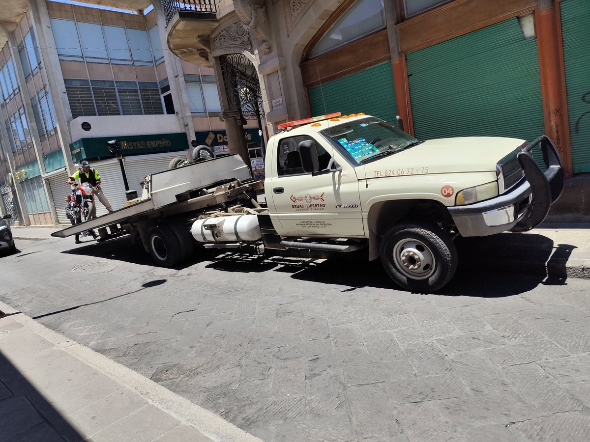 edy_vic's tweet photo. Que cosas señor don Simon.... Se llevan una moto por dejarla un momentito estacionada en la banqueta y anda trabajando la persona y llega la grúa y esa si se sube a la banqueta para hacer su trabajo 
Falta mucha empatía 
Esto es para las autoridades competentes https://t.co/P4BZyutFY5