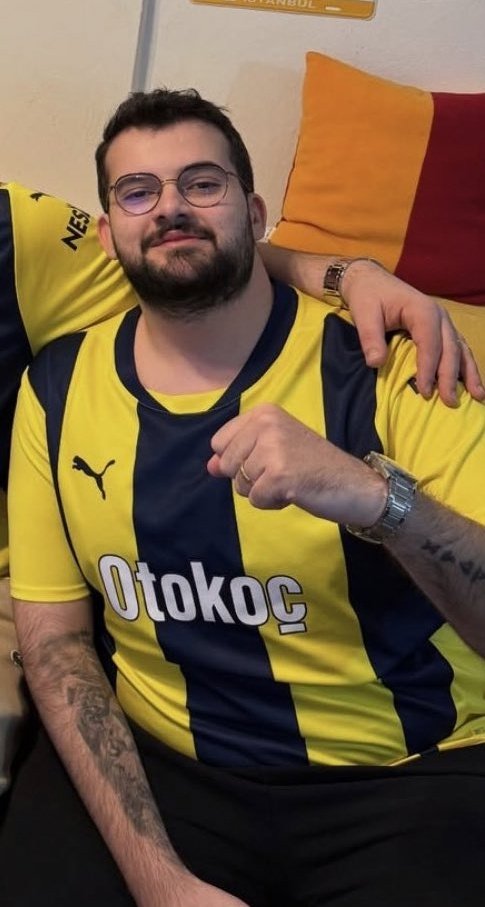 TekYolFener's tweet photo. Jrokez adıyla bilinen yayıncı Oğuzhan Dalgakıran'ın hayatını kaybettiğini büyük bir üzüntüyle öğrendik..

Mekanı cennet olsun, Allah yakınlarına ve sevenlerine sabır versin. https://t.co/QQHwfrOkEI