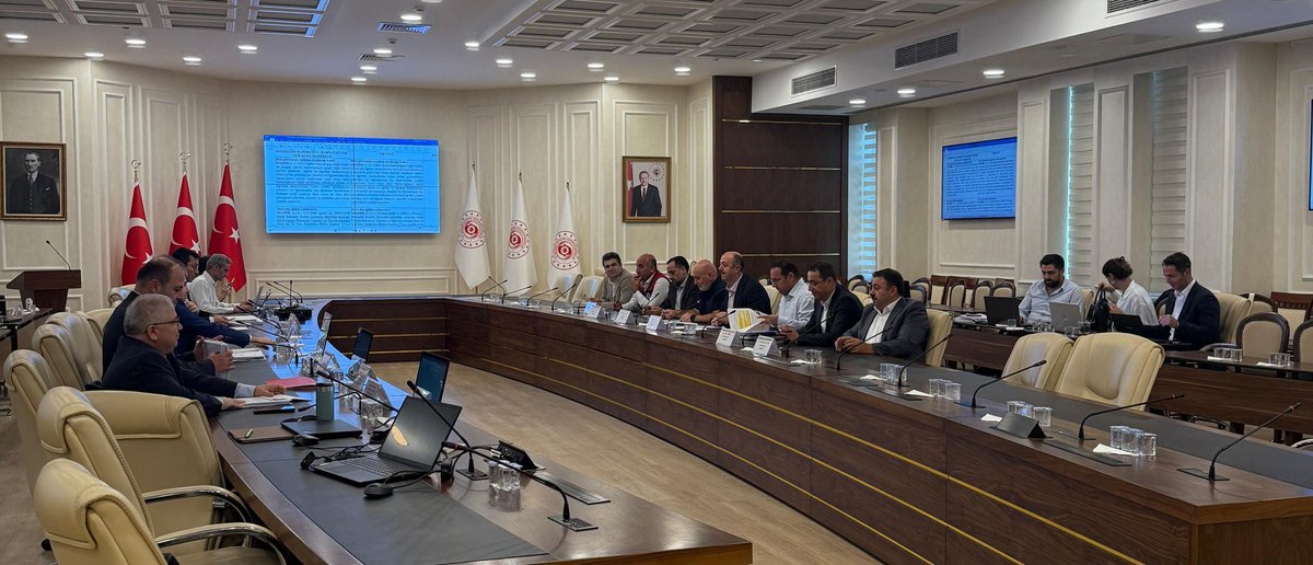 Toplu sözleşmede:
Tıkanan süreci açmak,
Adaleti sağlamak,
Haklı sesimizi duyurmak için;
 #MemurAnkaraYolunda