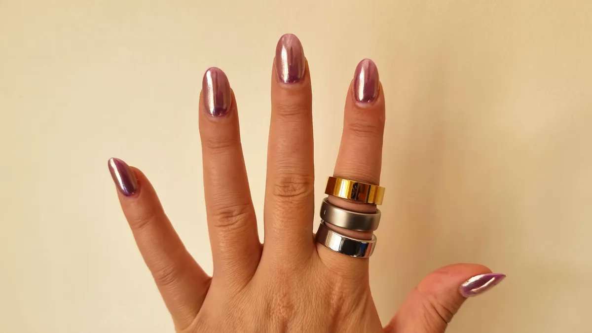 Looking for a smart ring? Forget the bulky smartwatch! The top contenders for 2025 👇 

💍 ​The Oura Ring Gen 4 is a standout for sleep tracking and personalized insights, but it requires a subscription.

💍 ​The Ultrahuman Ring AIR is a sleek, lightweight, and subscription-free
