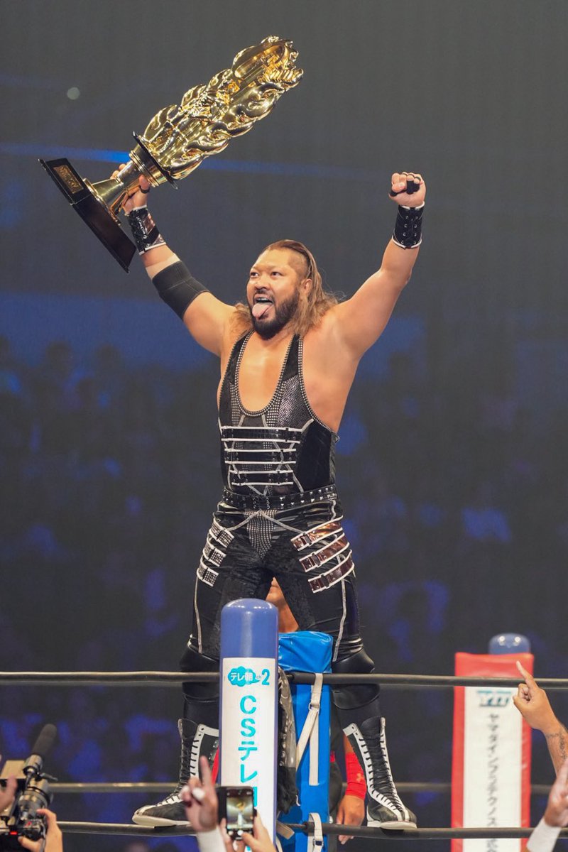 EVIL took pictures with the G1 trophy mid match just to lose 😑