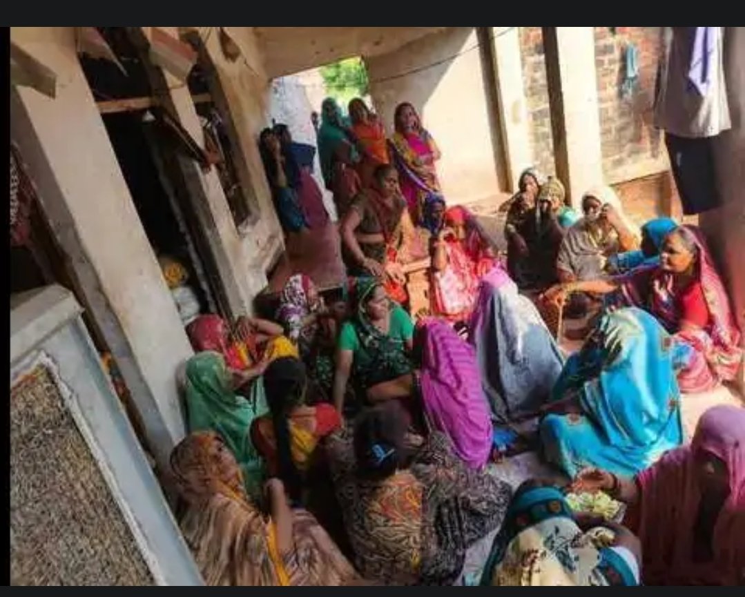 #कानपुर देहात : गजनेर थाना क्षेत्र में एक दर्दनाक घटना सामने आई है। लोधीपुर गांव में 17 वर्षीय किशोर ने पेड़ पर फांसी लगाकर आत्महत्या कर ली, मृतक की पहचान अक्षय के रूप में हुई है। वह फैक्ट्री श्रमिक राम सिंह कमल का पुत्र था। <a href="/kanpurdehatpol/">Kanpur Dehat Police</a>

पुलिस जांच में सामने आया कि अक्षय लंबे