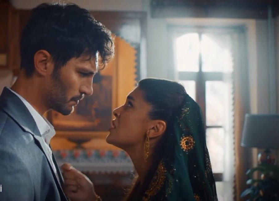 ENEMİES TO LOVERS CÓMO A Mİ ME ENCANTA 😏😏😏😏 İÇERDEYİİMMMMMM Y ENCİMA BUENA BSO. SE PUEDE PEDİR MÁS? ❤️‍🔥
#Yilser #HalefKöklerinÇağrısı 

PD: İlhan estás tremendo 🥵