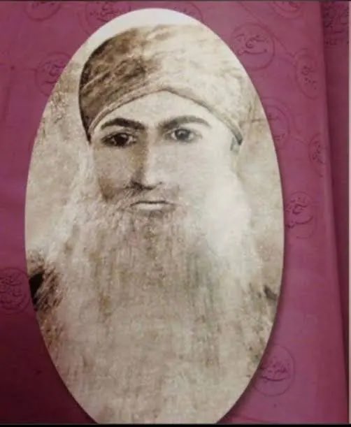 Ey Muâvîler ümmeti ve ey düşmân-ı Muhammedî,
Siz küfrânî, biz şükrânî; Siz bir taraf, biz bir taraf.
Sizler tuğyânî milleti, bizler Muhammed Ümmeti,
Siz Mervânî, biz Kurânî; Siz bir taraf, biz bir taraf.
Siz Mervânî-i Cehennemî, biz Muhammedî-i Cennetî,
Siz Şeytânî, biz