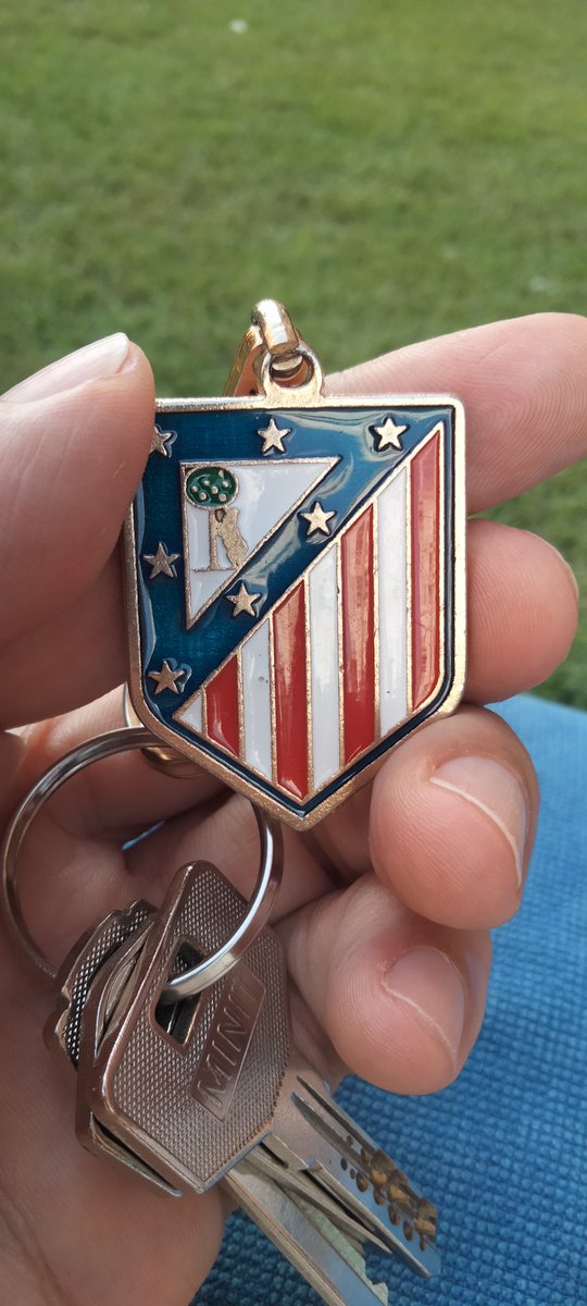 Soy un sportinguista de nacimiento que lleva 18 años en Madrid y esta ciudad me ha dado 2 regalos para siempre: mi hija y el Aleti. La primera casi acaba conmigo jugando en la piscina y el segundo rematará la faena en el debut en Liga. Pero no dejo de sonreir: hoy es un gran día.