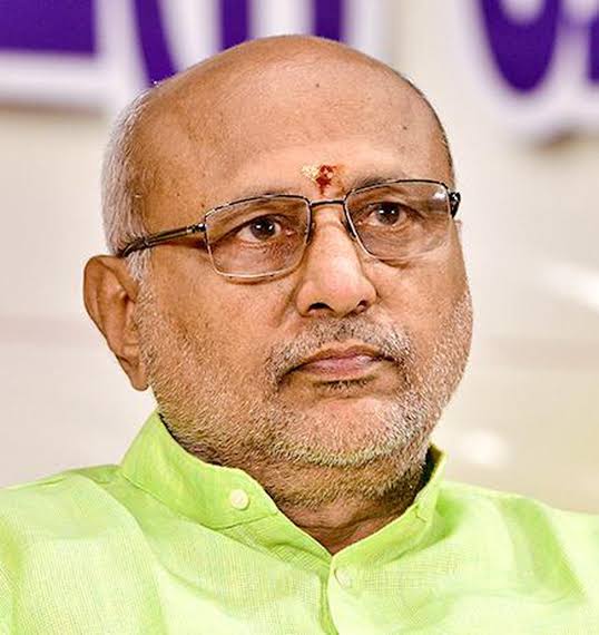 Deepjyoti_Tamul's tweet photo. @CPRGuv 
চি পি ৰাধাকৃষ্ণন ভাৰতৰ পৰৱৰ্তী ভি পি।

 ২০০৫ চনৰ জানুৱাৰী মাহত কাঞ্চি শংকৰাচাৰ্যক গ্ৰেপ্তাৰ কৰাৰ বিৰুদ্ধে প্ৰতিবাদ কৰি থকাৰ সময়ত গ্ৰেপ্তাৰ হোৱাৰ এখন ফটো আগবঢ়ালোঁ।

 এজন সম্পূৰ্ণ হিন্দু উপ-ৰাষ্ট্ৰপতিৰ চকীত বহিবলৈ ওলাইছে। https://t.co/2CCg5XEF7P