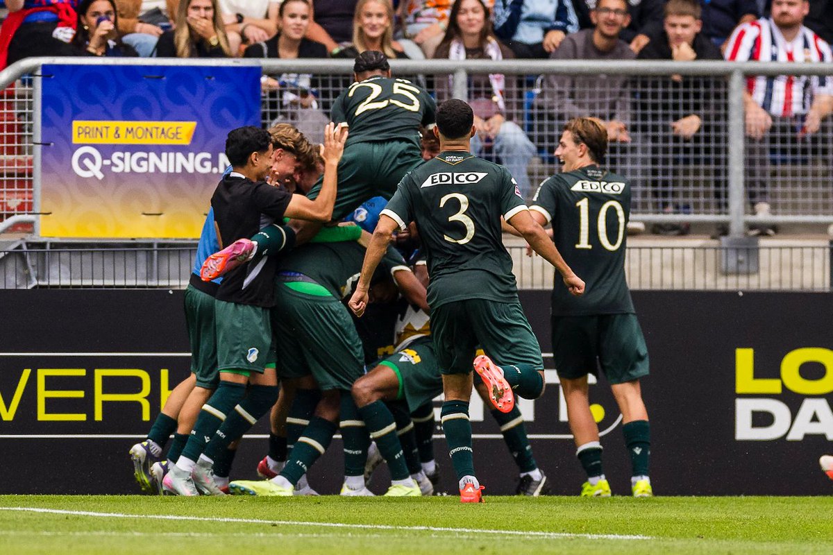 oranjefussball's tweet photo. Ist das nach zwei Spielen bereits ein Fehlstart? Ja, der Aufstiegsanwärter #WillemII verliert zu Hause überraschend gegen den #FCEindhoven mit 0:1. Der eingewechselte Marlon van de Wetering erzielte eine Minute vor dem Schlusspfiff das entscheidende Tor.
#WILFCE https://t.co/zLZW3x4drw