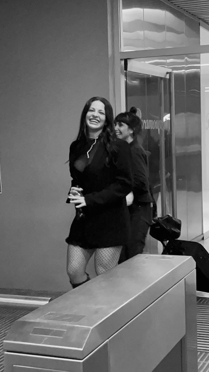 Lo hermosa que es ella con todo su fandom?Es atenta con absolutamente todos, nos tiene siempre presente, a sus admis, la gente que esta lejos, los que la van a ver al canal,los que estan en tw, en ig, realmente es de las personas mas buenas que hay ✨ elegimos la persona correcta