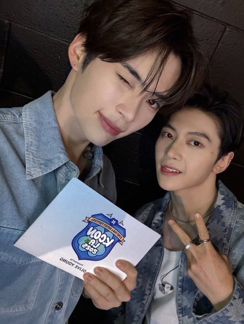 zb1tving's tweet photo. "how is he?"                    "he's still with me" https://t.co/qh0Yz69a1y