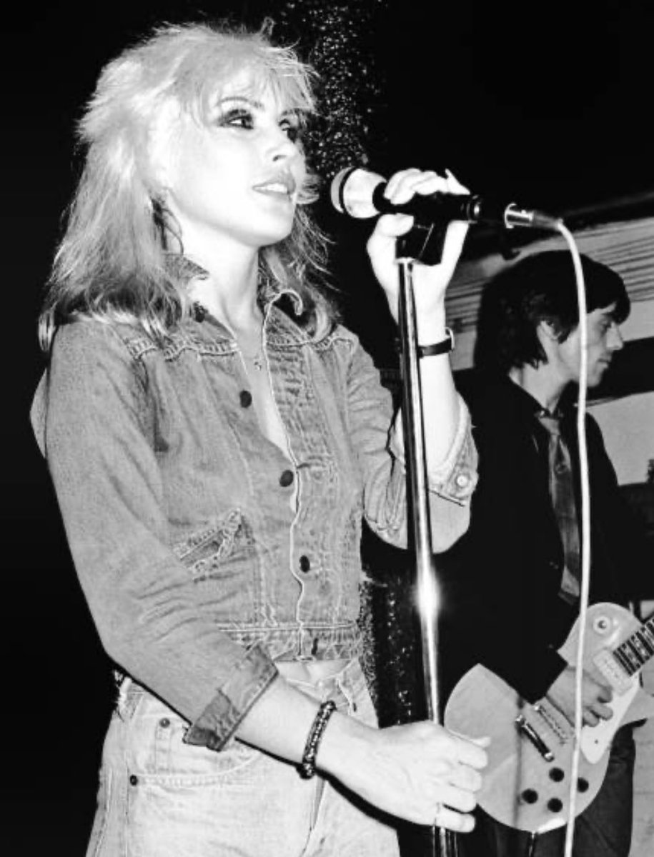 Love this pic… Debbie Harry 💕

Debbie Harry of Blondie performs on stage at Dingwalls Dance Hall, London, England, on January 24th 1978

※ In the back is Frank Infante(🎸)

📸 by Gus Stewart

#Blondie
#DebbieHarry