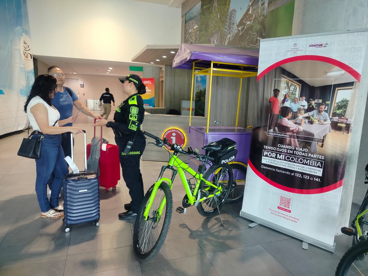 PoliciaPereira's tweet photo. ✈️ Pereira recibe a turistas nacionales y extranjeros en el Aeropuerto Matecaña con el stand del Grupo de Protección al Turismo MEPER.

🎉 Fiestas de la Cosecha 2025 con cultura, alegría y #TurismoSeguro.
¡Bienvenidos! 🌍

#DiosYPatria #SeguridadEnEITerritorio https://t.co/O3Q48oQ1Oj