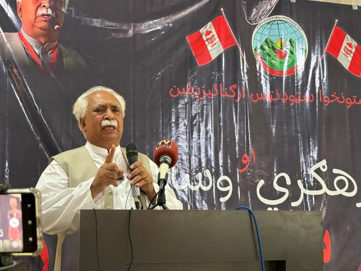PSOoffical's tweet photo. #ترهګري_او_وسائل
د پښتونخوا سټوډنټس ارګنائزېشن له خوا په پښتونخوا وطن کې د ترهګرۍ او وسايلو په حواله يو لوي سمينار د پي ايس او د زونل ارګنائزر ملګري غيرت خان په صدارت کي وشو.
سمينار کي د پښتونخوا نېشنل عوامي پارټۍ شريک چيرمين او سوات قومي جرګې مشر محترم مختار خان يوسفزي، لوي محقق https://t.co/2EeG8B8S6K