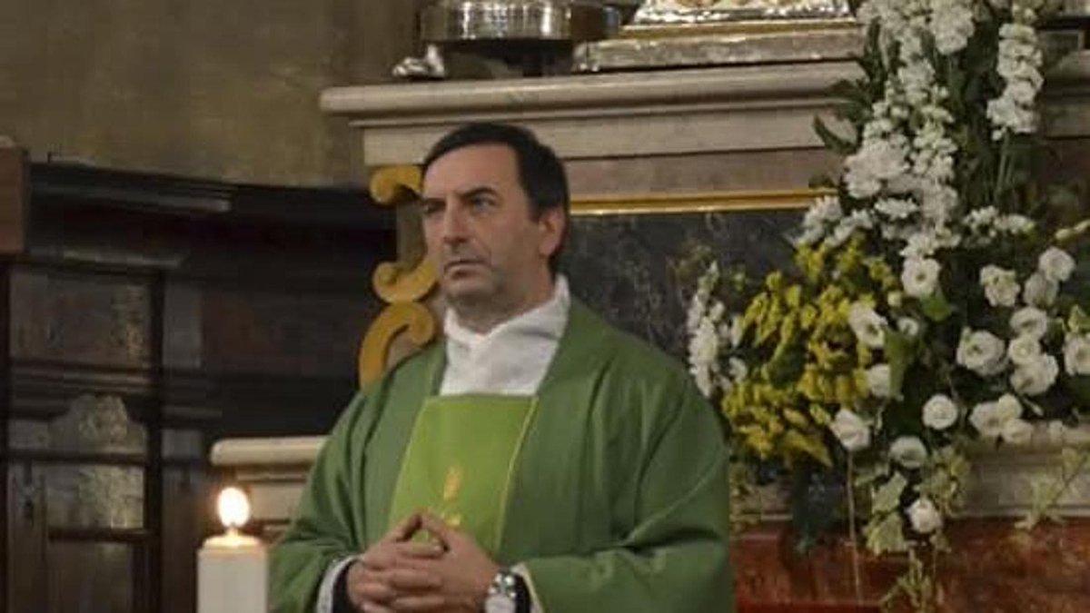Parroco interviene per sedare la rissa: dopo due mesi don Antonio preso a sberle fuori dall'oratorio milano.repubblica.it/cronaca/2025/0…