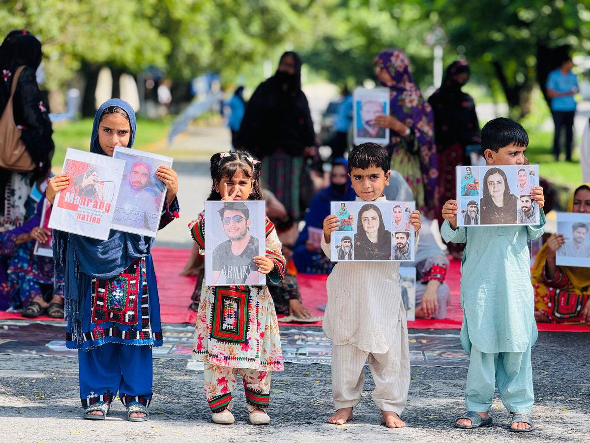 SammiBaluch's tweet photo. Today completes 33 days of the Baloch families' continuous sit-in in front of the National Press Club, Islamabad. Despite facing harsh weather, intimidation, and neglect, their demands remain unchanged. 

These families sit in the capital of Pakistan with nothing but hope and determination, carrying the pain of missing loved ones and the courage to resist silence. Their struggle is not only for their own children but for justice, and basic human rights of all.

#ReleaseBYCLeaders