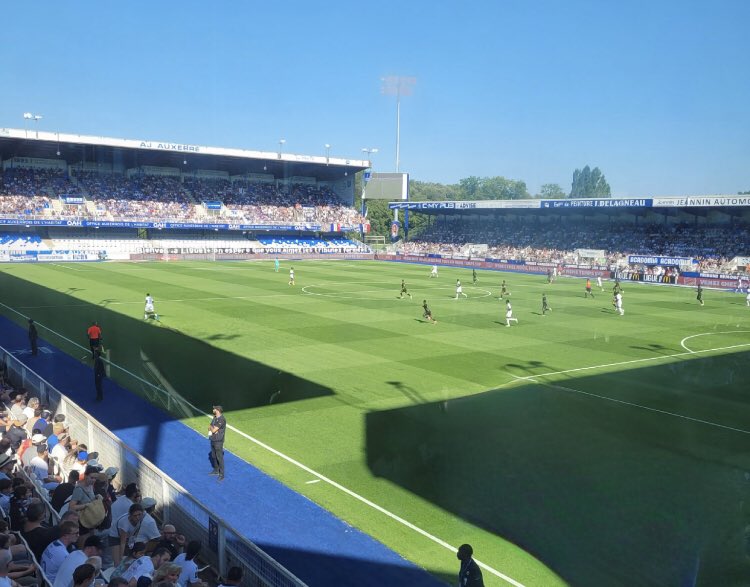 🔵⚪️ AUXERRE vs LORIENT 🟠⚫️

•Affluence : 16 090
•Parcage : ?
•Capacité : 17 897

•Taux de remplissage : 89,9%

Auxerre ville de foot, ville de guichets fermés !
À noter qu’à la suite de sanctions (saison 24/25), le stade n’était pas entièrement ouvert 

📸 <a href="/Prefet89/">Préfet de l'Yonne 🇨🇵🇪🇺</a>