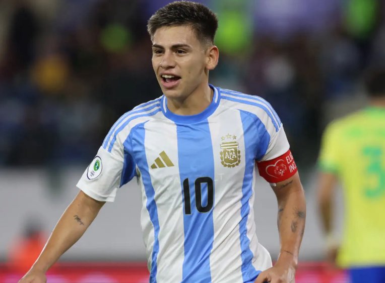 Aro10 (@arooobvb) on Twitter photo 🗣️ Ein Transfer von Carney #Chukwuemeka gestalltet sich schwer.
Als Alternative und „Plan B“ haben die Dortmunder Claudio #Echeverri ins Visier genommen.
Der #BVB würden den Argentinier von ManCity gerne mit einer KO Leihen.
🗞️ <a href="/BILD_Sport/">BILD Sport</a>
#BVB 🗣️ Ein Transfer von Carney #Chukwuemeka gestalltet sich schwer.
Als Alternative und „Plan B“ haben die Dortmunder Claudio #Echeverri ins Visier genommen.
Der #BVB würden den Argentinier von ManCity gerne mit einer KO Leihen.
🗞️ <a href="/BILD_Sport/">BILD Sport</a>
#BVB