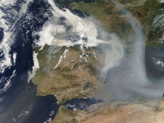 Weerpraatje Jan Visser janvissersweer.nl/weerpraatje-ac… Het Spaanse Jerez de la Frontera heeft vanmiddag met 45,4º een nieuw 'all-time' hitterecord gebroken. In een reeks van 73 jaar was de hoogste temperatuur 45,1º in de hittezomer van 2003. Foto: veel stof, veel rook vandaag boven met