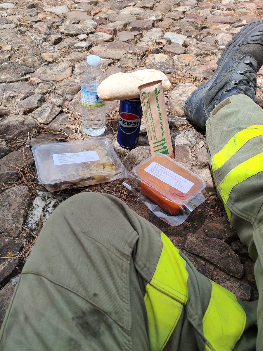 LabaoJorge's tweet photo. @SandezSndez1 Incendio de Tarifa,pudo ser debido a que el Chef José Andrés estuvo repartiendo bocadillos y bebidas, nuestra querida Junta hizo entrega de este avituallamiento de prueba,el cual no se ha vuelto a ver en ningún otro incendio. https://t.co/fW1NiGYqnt