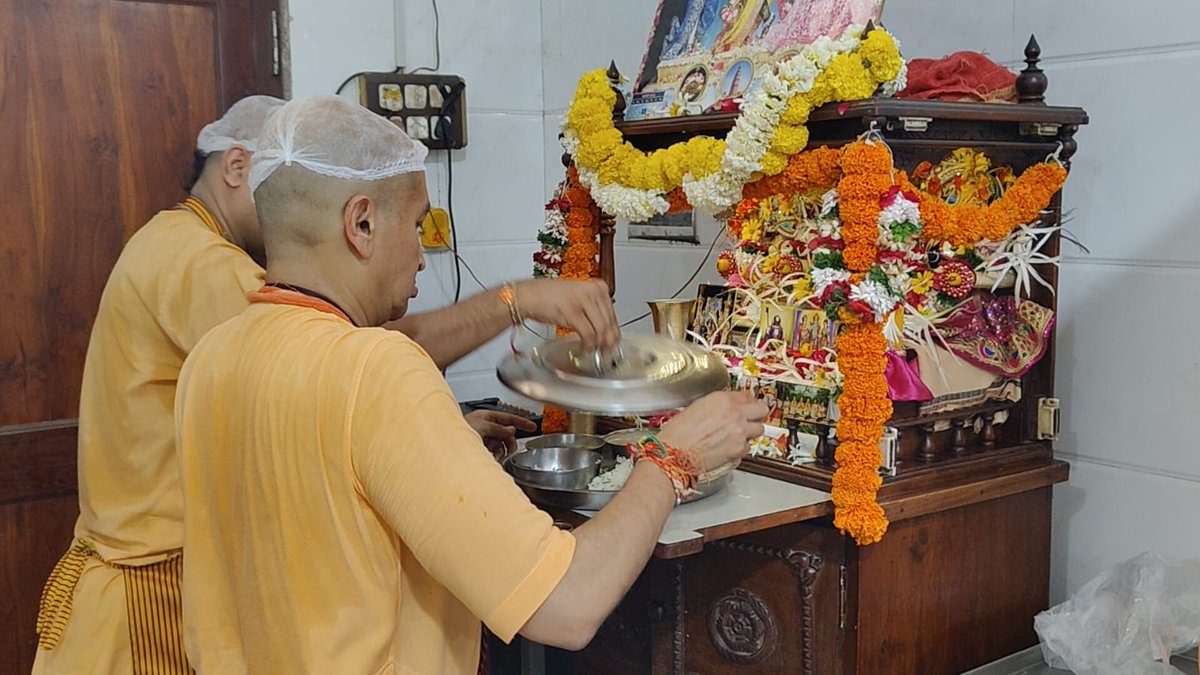 Gauranga Das (@gaurangadas) on Twitter photo Grateful to do the cooking for the Srila Prabhupada Appearance Day at <a href="/goecovillage/">Govardhan Ecovillage</a> !
#gaurangadas #monkforaction #iskcon Grateful to do the cooking for the Srila Prabhupada Appearance Day at <a href="/goecovillage/">Govardhan Ecovillage</a> !
#gaurangadas #monkforaction #iskcon