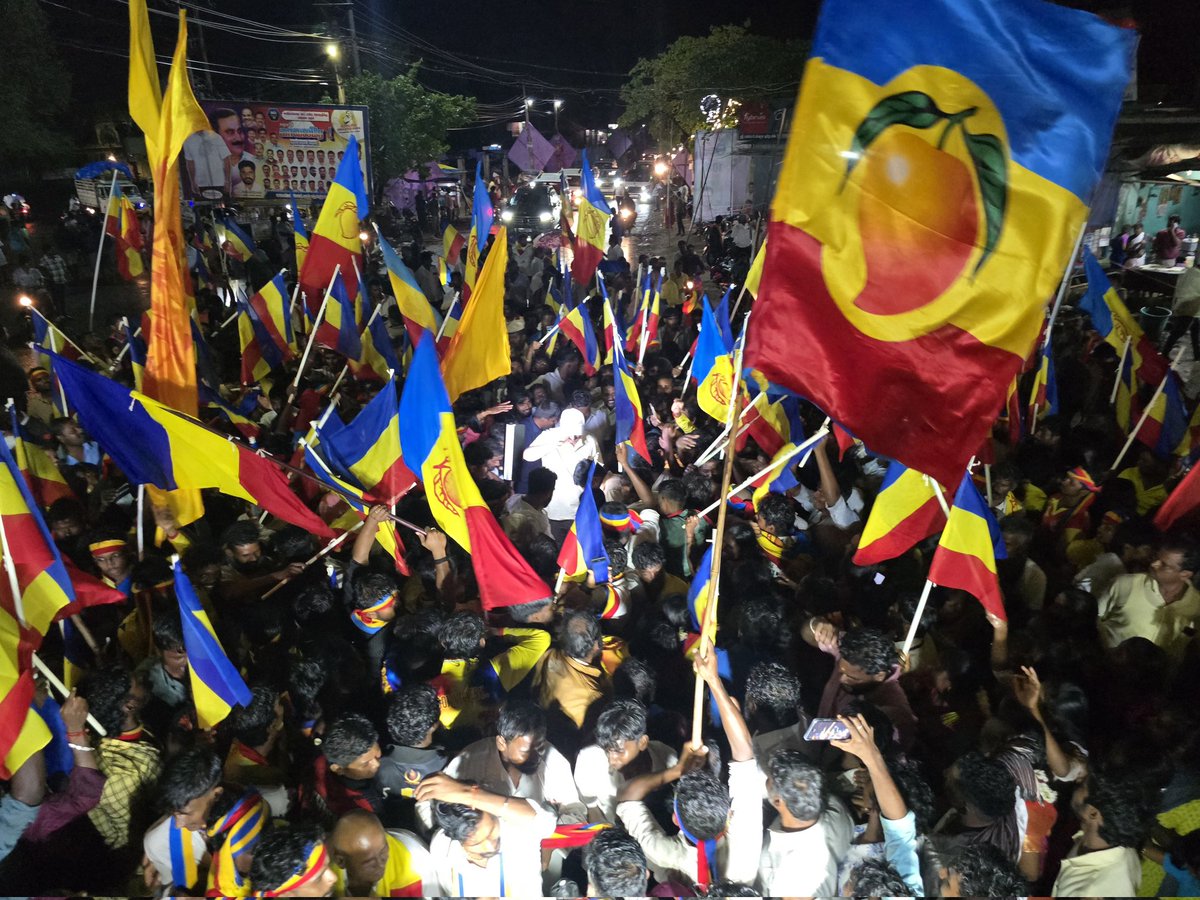 draramadoss's tweet photo. உரிமை மீட்க… தலைமுறை காக்க’" பயணத்தில், கொட்டும் மழையில் கிருஷ்ணகிரி மாவட்டம் - ஊத்தங்கரையில் பங்கேற்று உரையாற்றிய போது..! #உரிமைமீட்க | #தலைமுறைகாக்க https://t.co/dctM2bG46L