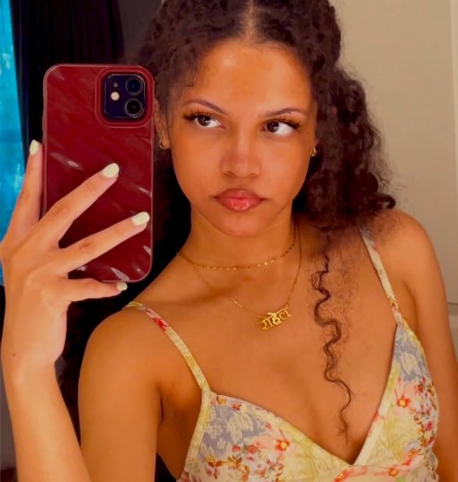 a mirror loves to see us coming!! #eyekonselfieday