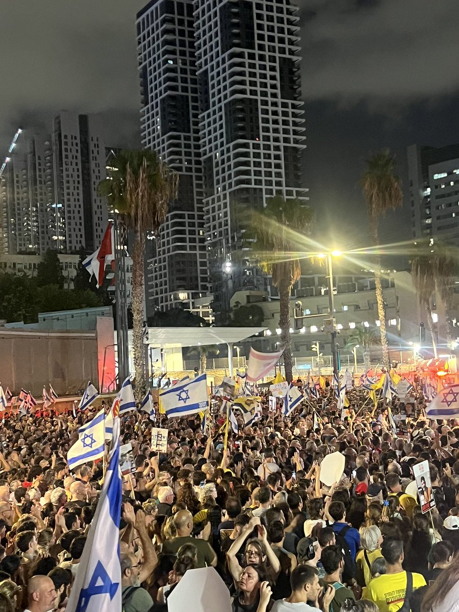 מטה משפחות החטופים: לפחות 300 אלף איש בכיכר החטופים.