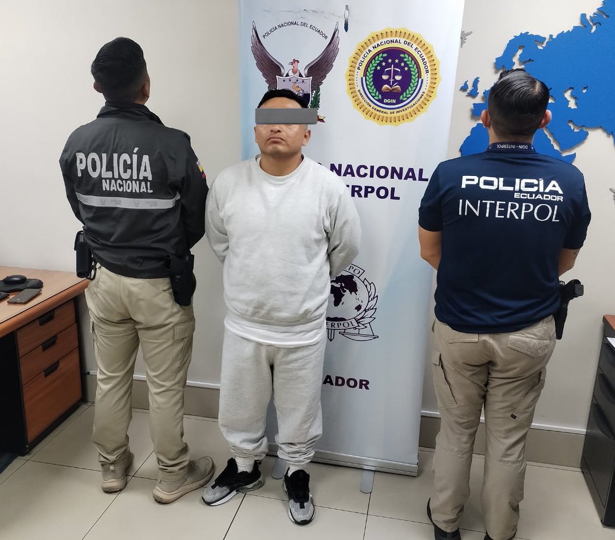 JohnReimberg's tweet photo. #ATENCIÓN 

Policía Nacional del Ecuador, en trabajo conjunto con INTERPOL detuvo a Jefferson Fabricio T.B. (con boleta de DIFUSIÓN ROJA de INTERPOL) presuntamente vinculado a Los Lobos y quien fue deportado desde Estados Unidos al ser requerido por la Unidad Judicial Penal con sede en Loja por varios delitos, entre esos, robo. El sujeto fue puesto a órdenes de la autoridad competente para el proceso judicial respectivo.

Seguimos trabajando.