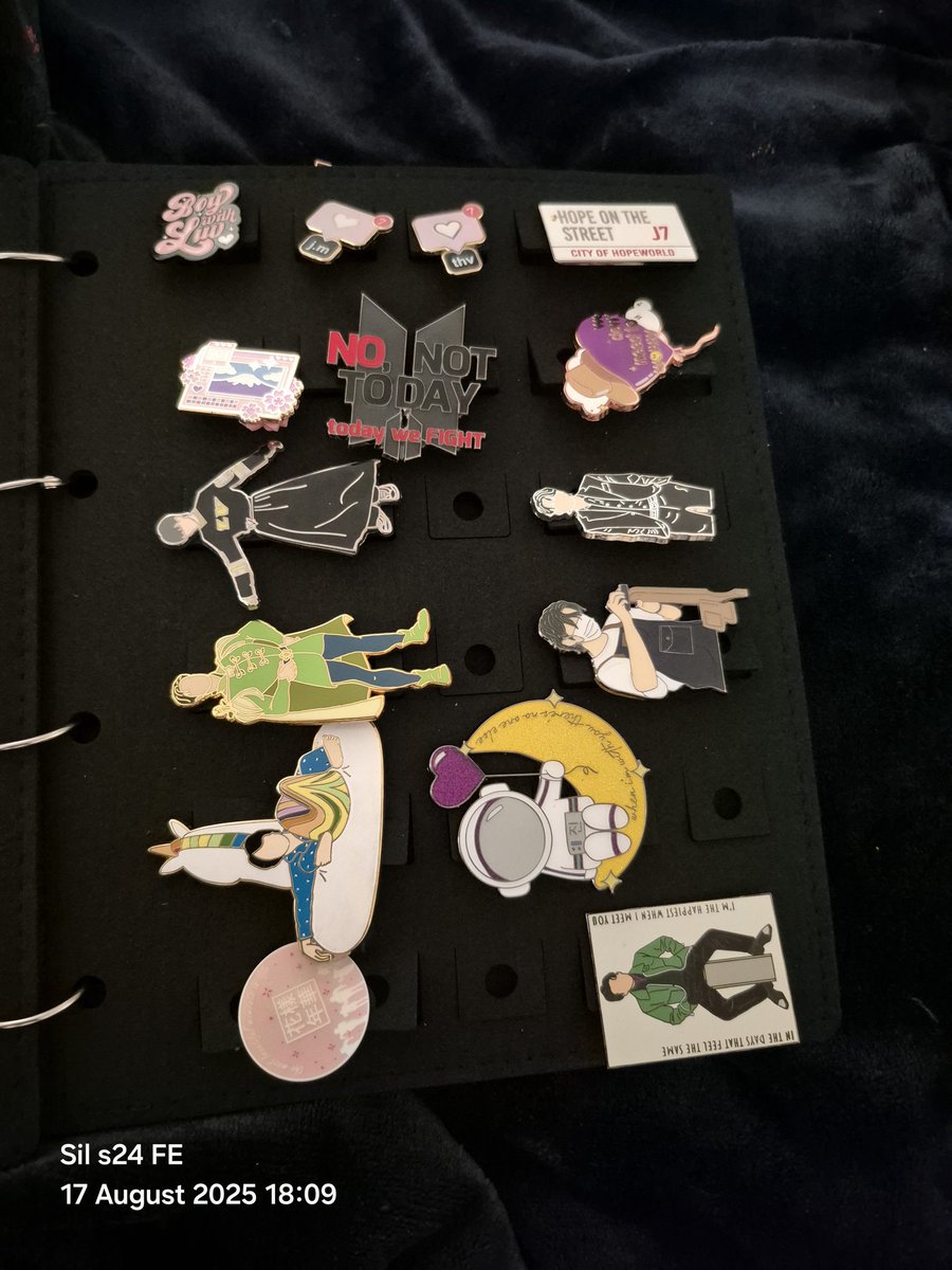 Sweetafghani10's tweet photo. Organised my BTS pins in my pin book xx
Pins from @ShineBright0205 @lucwithluv_ @ynkkparadise @springbeepins @chimchimpins some are not on x but on insta https://t.co/Iog21xWEjo