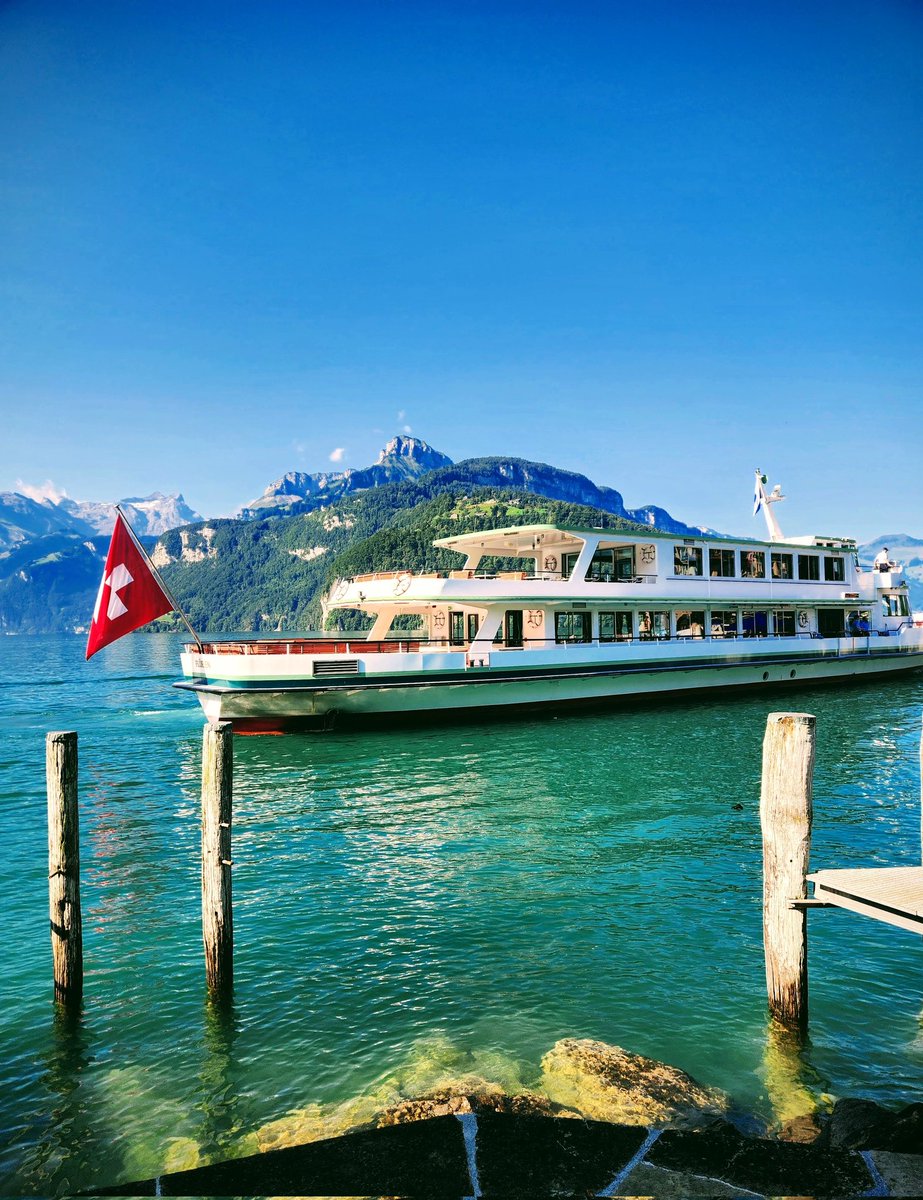 The motor vessel Flüelen departs the dock in Brunnen 🇨🇭