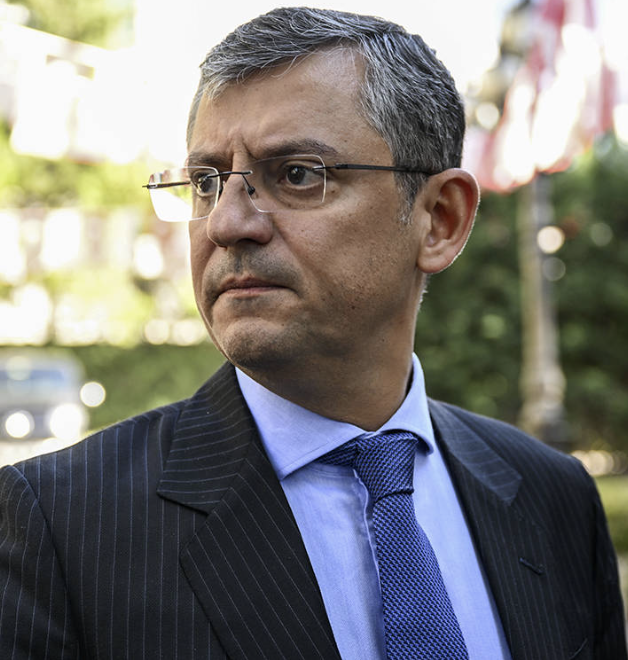 Özlem Çerçioğlu'nun Yavuz Donat'a verdiği röportajı gördünüz mü? Çerçioğlu, CHP'deki bir yapının kendisini mevzuata aykırı ihaleler vermeye zorladığını, bunu Özgür Özel'e bildirdiğini ama cevap alamadığını bir süre sonra ise CHP içinden kendisine ve ailesine yönelik saldırıların