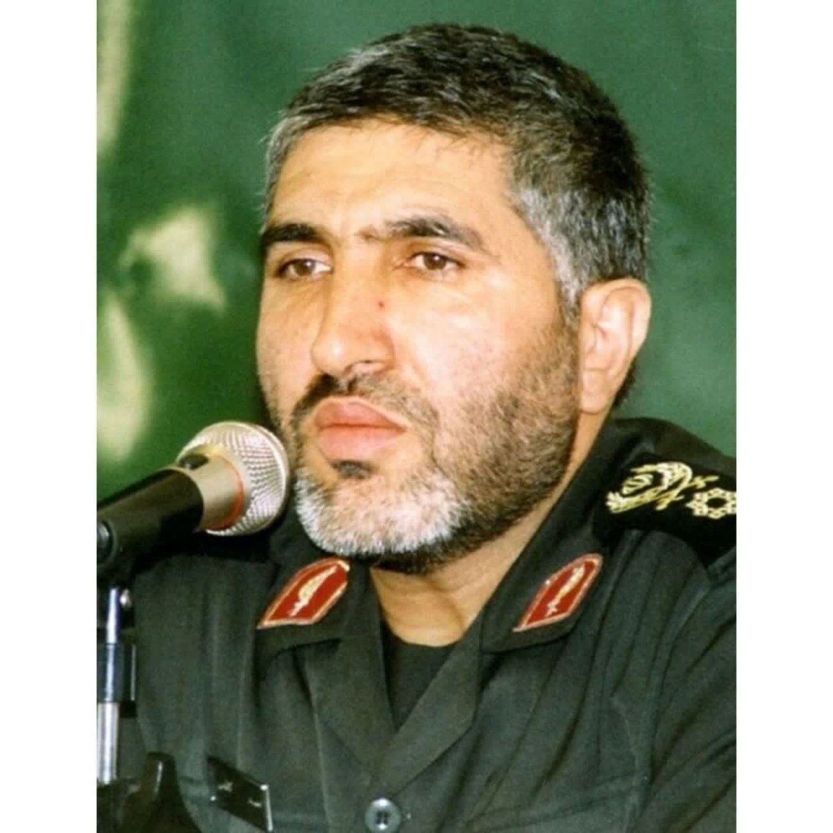 دلتـان را گرفـتار این پیچ و خم دنیا نکنیـد؛
ایـن پـیـچ و خـم دنیـا ، انسـان را بـه باتـلاق
میبرد و گرفتار میکند و نجات هم نمیشود
پیدا کرد ❤️‍🩹✨

#شهید_احمد‌_کاظمی