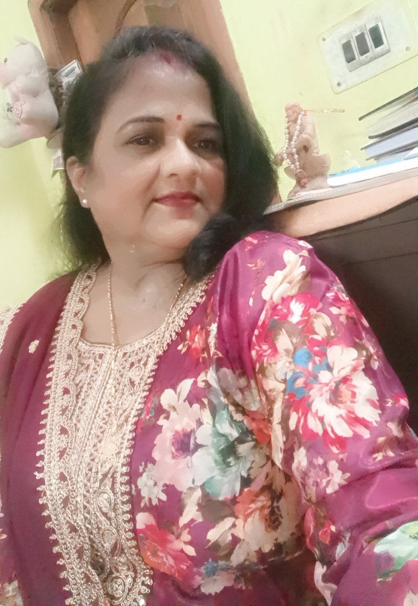 ଅମାନିଆ ମନ ର ଦିଗହରା ସ୍ବପ୍ନ କୁ,ଯେମିତି ତାକୁ ପାଛୋଟି ନେଇଥିଲା ମେଞ୍ଚାଏ  ଶବ୍ଦ‌ର‌  ନିରଵ ନିସଂଗତା🤔🤲🏻💕