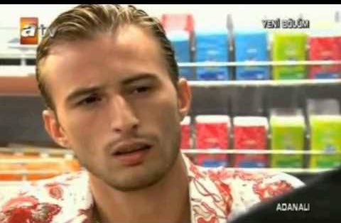 cocuk yakısıklı ama su sekil bi dalyaraklık seziyorum