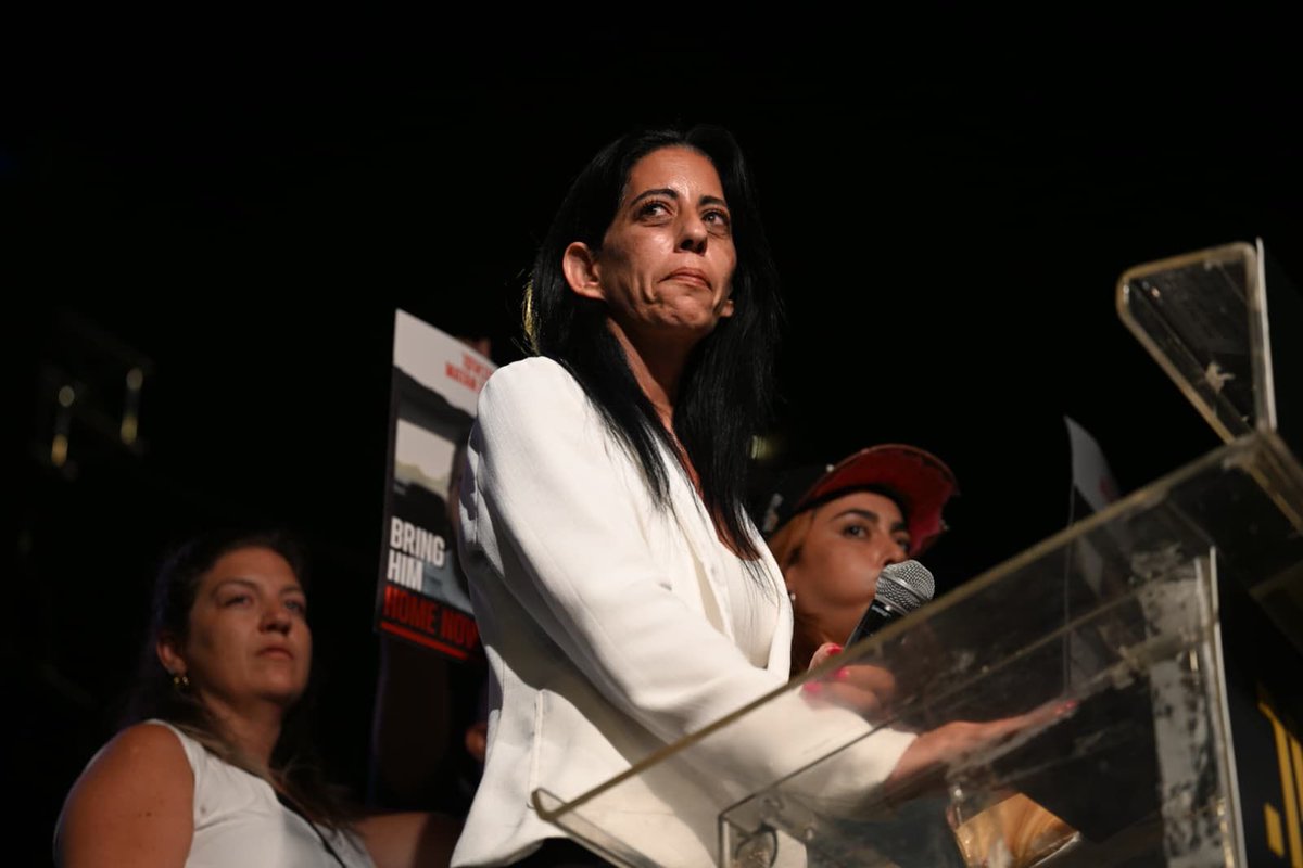 עינב צנגאוקר הערב על בימת כיכר החטופים: שורף לי מרוב געגוע. הלב שלי שורף כולו מתן שלי. אנחנו ועם שלם עושים בשבילך, בשביל כל החטופים והחטופה רעש! המבט השקט שלך בסוף הסרטון מלווה אותי כשאני מתהפכת במיטה בלילות. אני מדמיינת אותך מביט לי בעיניים. וכואב לי, שורף לי בנשמה מרוב געגוע.