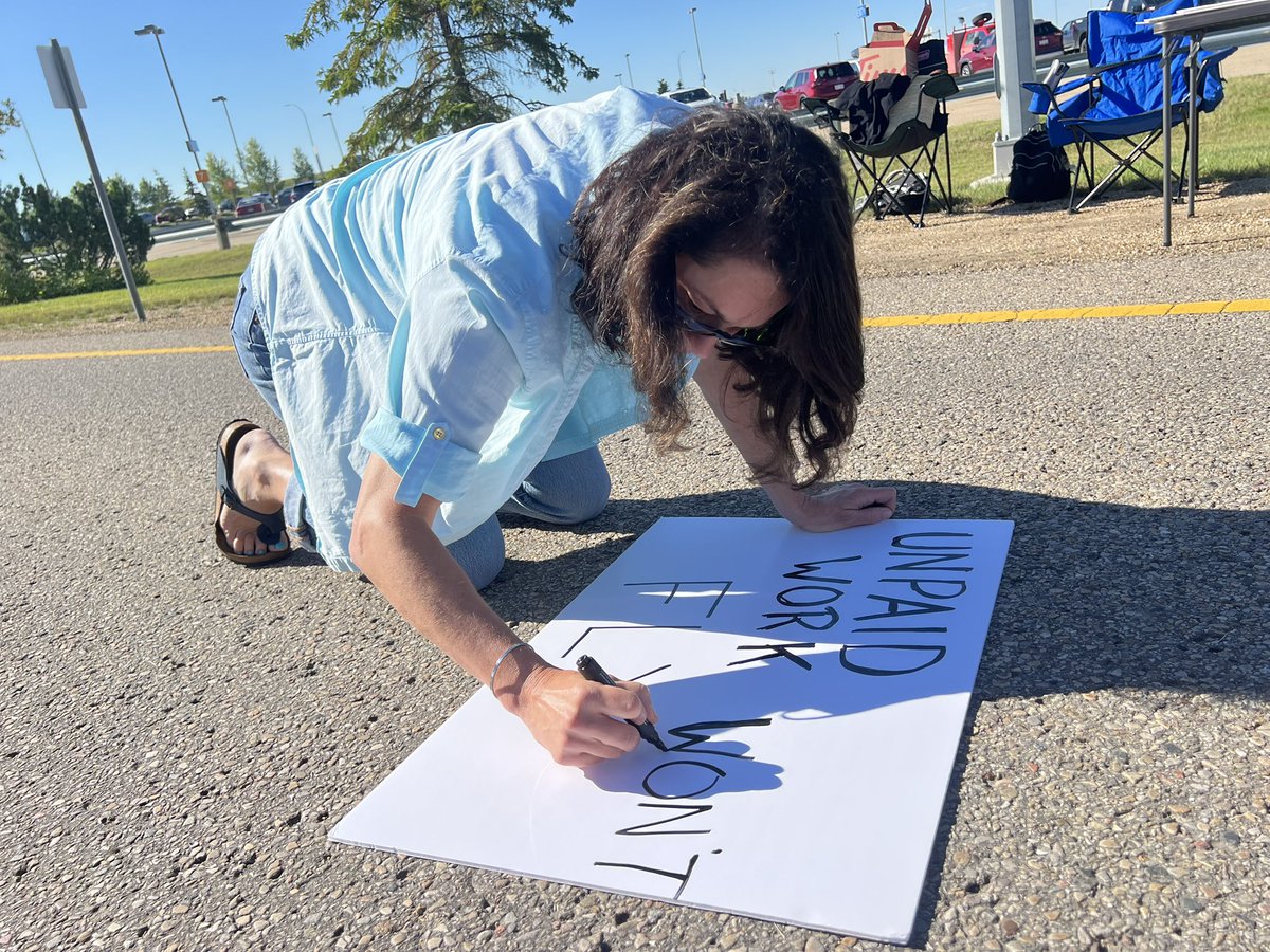 HMcPhersonNDP's tweet image. Honoured to stand in solidarity with Air Canada flight attendants on the picket line today. 

The workers want this settled, but Air Canada is refusing to negotiate.

Air Canada has delayed flights longer than it took the government to trample the workers’ rights.