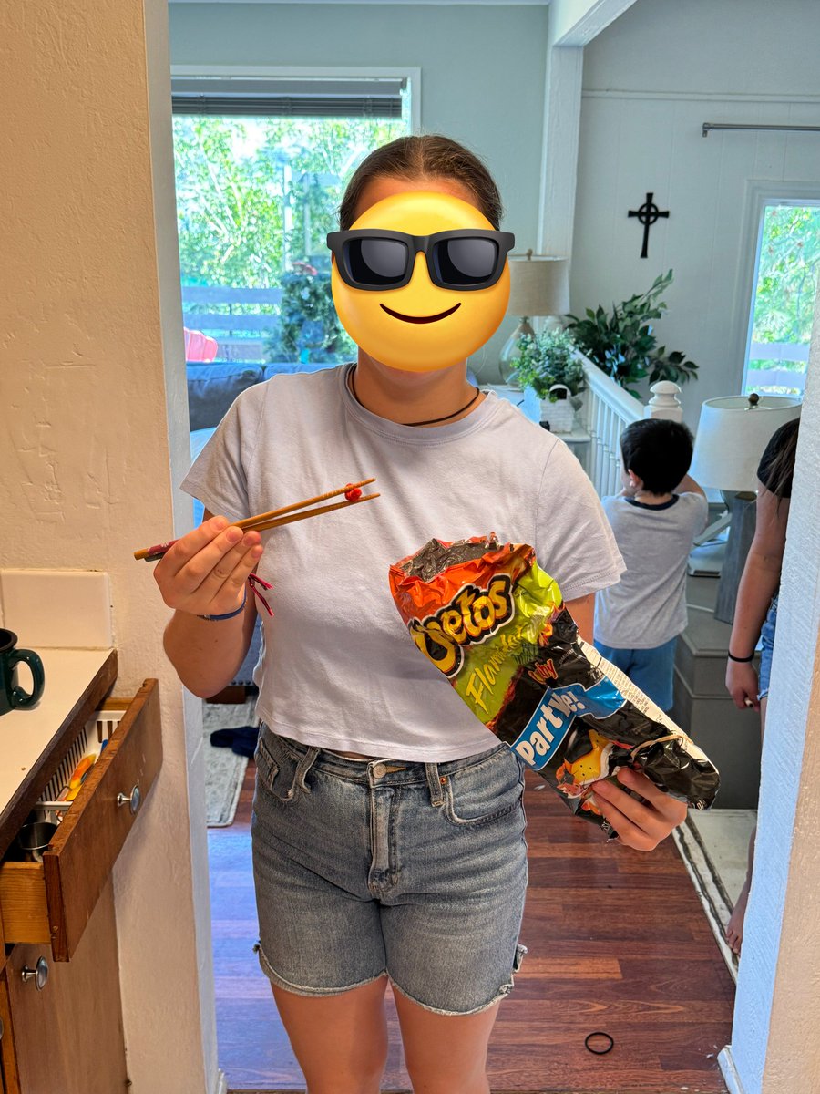 ๐ฏ Ben Rudolph ๐ฏ (@benthepcguy) on Twitter photo My daughter eats Cheetos with chopsticks to avoid getting orange dust on her hands. 
Genius or insane? My daughter eats Cheetos with chopsticks to avoid getting orange dust on her hands. 
Genius or insane?