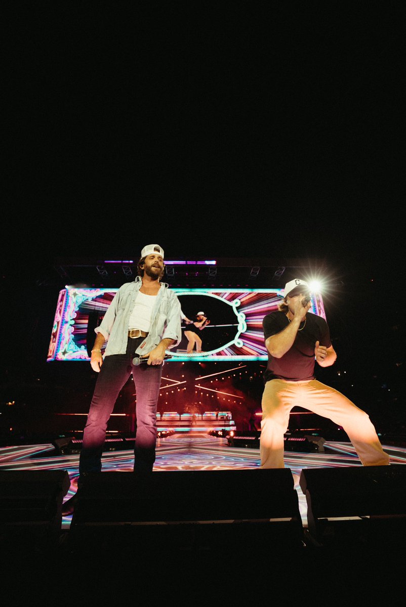 Thomas Rhett tweet media