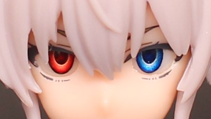 本日のドールアイ試作。

楕円 金1×C赤2×赤瞳孔
楕円 銀1×C青2×青瞳孔

いつもなら瞳孔はかなり黒に近い色だけど、今回は色瞳孔。
その理由は、
①瞳孔は孔なんだから、真っ黒っしょ！という拘り
②瞳孔も色色ありにすると、検品で不合格になる要素が増える
↓