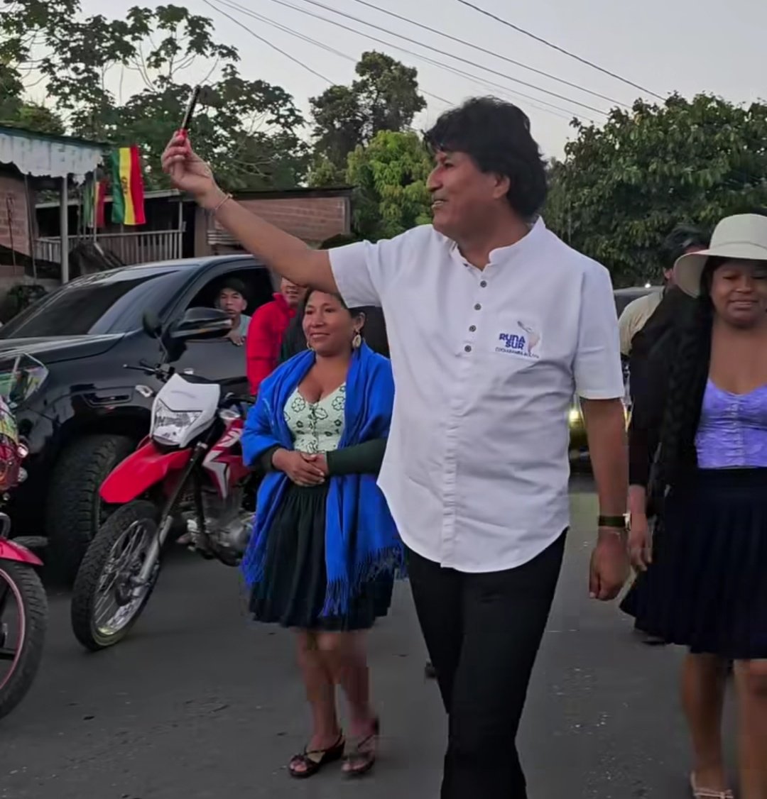 PaolaKatari's tweet photo. Mientras a #Arce y a #DelCastillo le abuchean en los centros de votación, a #Evo le esperan y hacen cadeneta humana para resguardar su seguridad.  
Negar su liderazgo es ceguera política, reconocerlo no es apoyarlo, pero si entender la complejidad de la política boliviana. https://t.co/DgguiQ9pIn