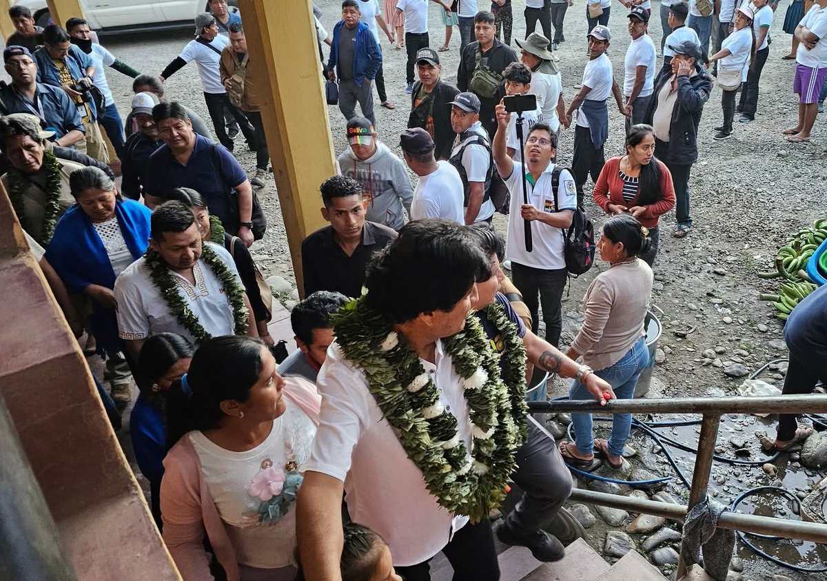 Mientras a #Arce y a #DelCastillo le abuchean en los centros de votación, a #Evo le esperan y hacen cadeneta humana para resguardar su seguridad.  
Negar su liderazgo es ceguera política, reconocerlo no es apoyarlo, pero si entender la complejidad de la política boliviana.