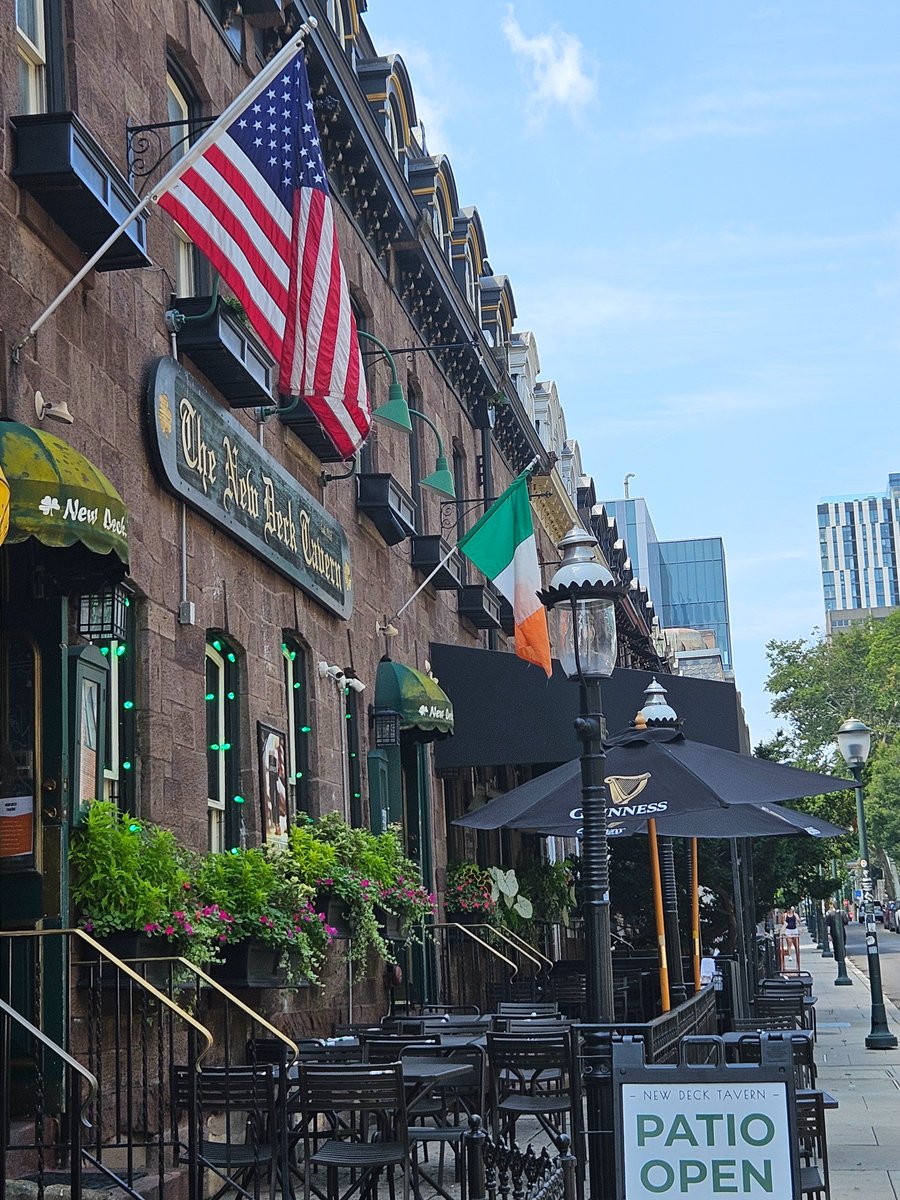FlyersAlumni's tweet photo. Two Sunday games down at Fantasy Camp, two to go.  But first it's lunch time at New Deck Tavern (34th and Sansom). Waiting on a grilled chicken sandwich. https://t.co/vmy4XcTXnf