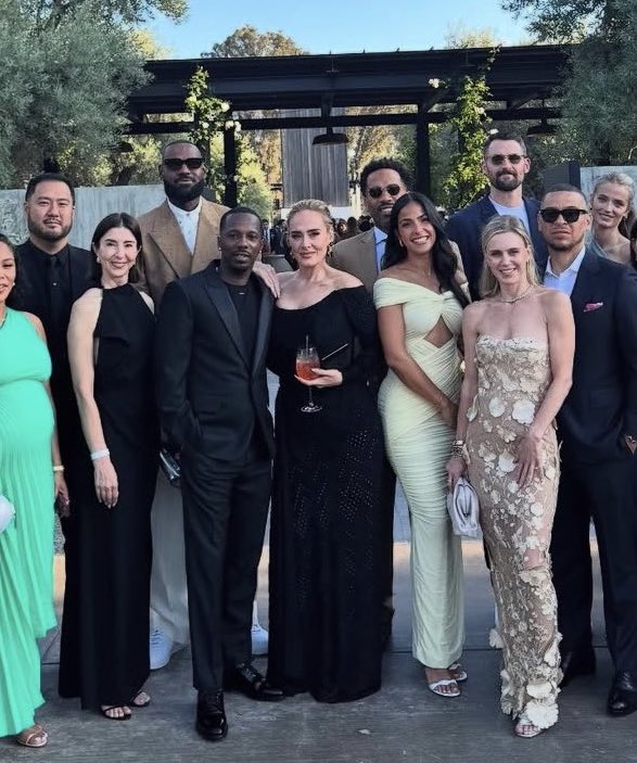 rosesforwIne's tweet image. Adele is OUTSIDE, diva UP