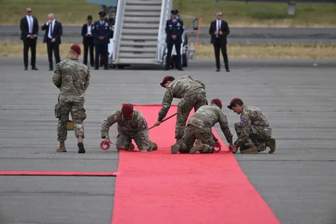 fultonchain's tweet image. Nothing shows strength like getting on your knees for an authoritarian war criminal.